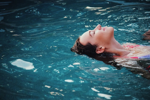 How to Protect Your Hair from Damage When Swimming: Professional Tips